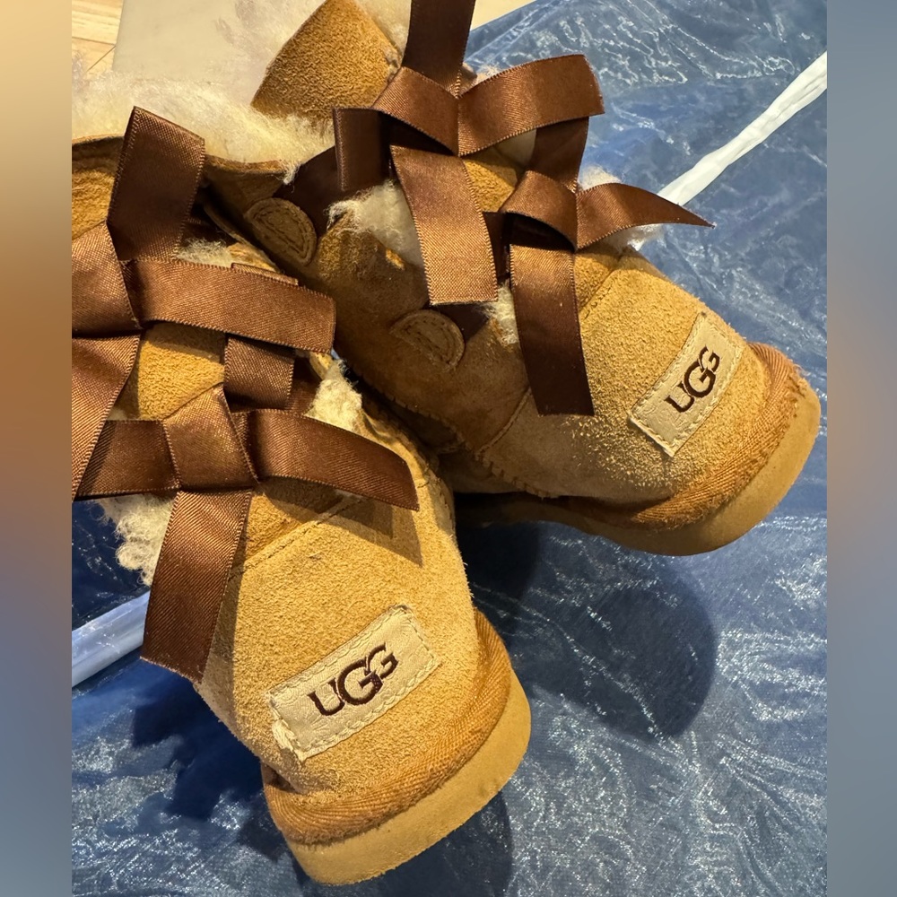 Girls size 2 bow Uggs in chestnut
